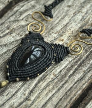 Collar de macrame con Obsidiana y espirales de bronce